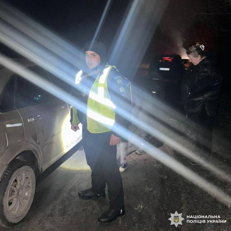 На фото поліцейські Харківщини які допомогли водію усунути несправність автомобіля під час патрулювання