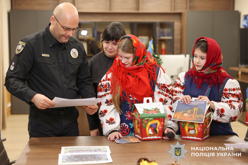 До Головного управління поліції Полтавської області завітали учні Андріївського ліцею з українською колядою