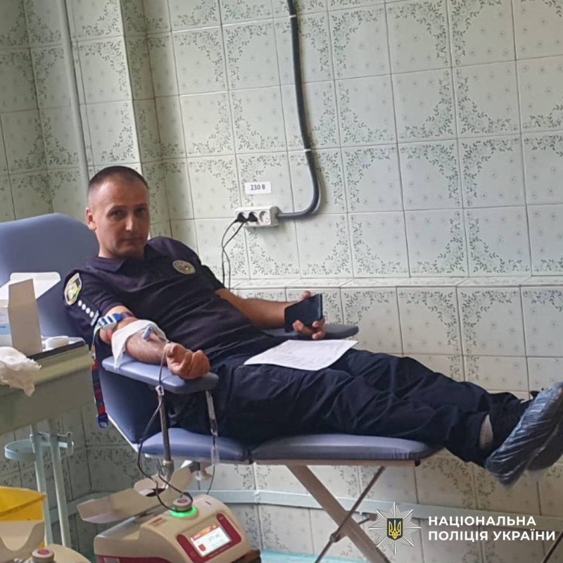 Поліцейські Зміївщини долучилися до локального Дня донора та здали кров для тих, хто її потребує