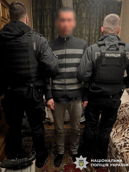 На фотографії зображено затриманого зловмисника за фактом грабежу.