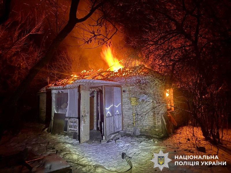 На фото зображений будинок, який палає.