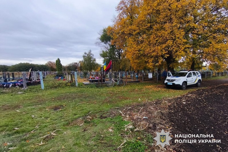 Цвинтар на якому здійснили наругу над могилою