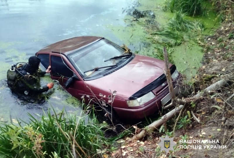 Водолаз біля автомобіля у воді