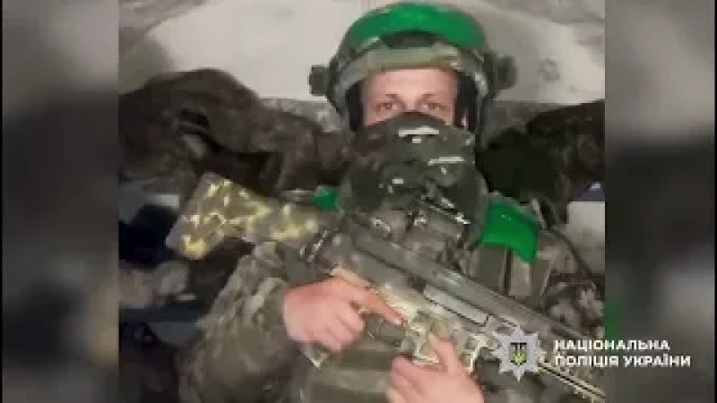 На фотографії зображено бійця, який трмає оборону на передовій у День закоханих.