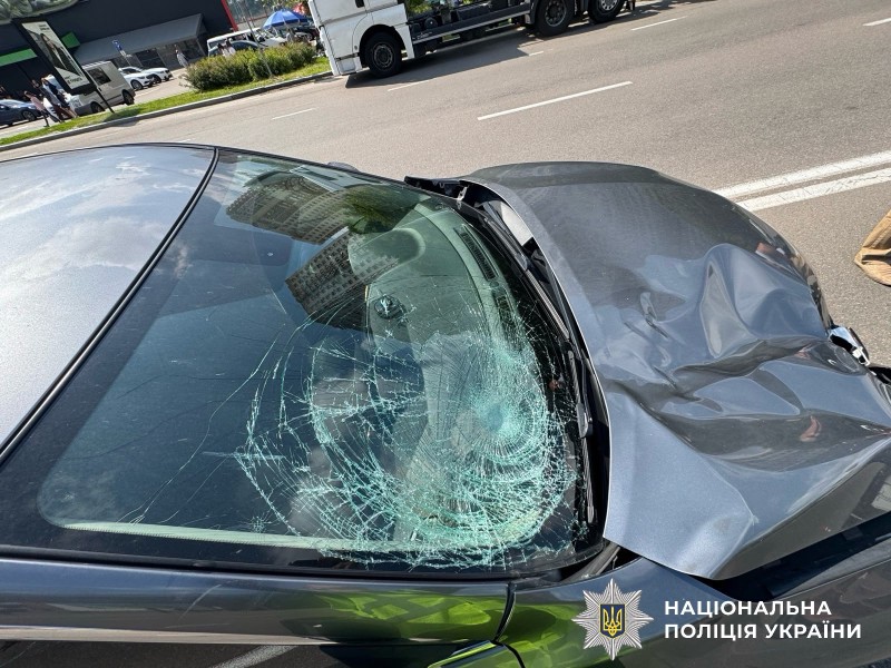 На фото зображений пошкоджений автомобіль після ДТП
