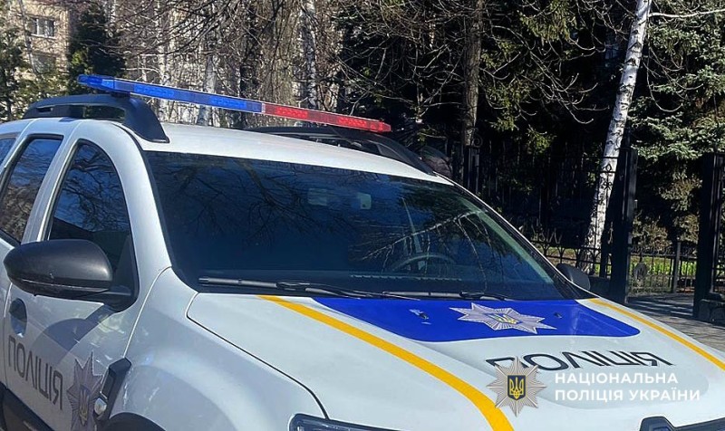 Поліцейська машина на фоні адмінбудівлі Кременчуцького райуправління поліції ГУНП в Полтавській області