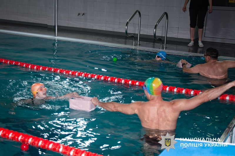 Учасники в басейні долають естафети