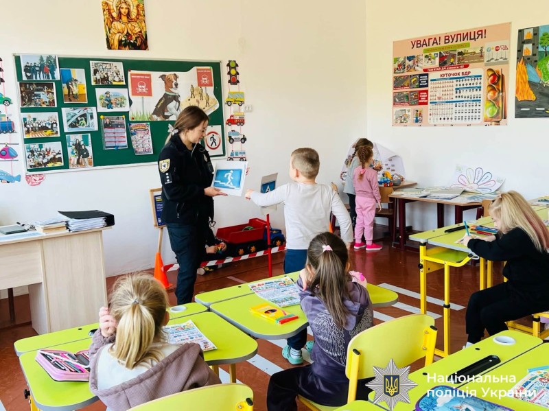 Безпечно перейти дорогу, вчасно помітити ризик, не створювати перешкод для інших та знати, як діяти у різних ситуаціях. Саме такі практичні навички інспектори служби освітньої безпеки формують у школярів уже з молодших класів. Цього разу поліцейські працювали з учнями Болехівського та Княжолуцького ліцеїв.