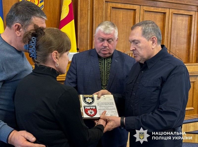 родина загиблого отримує витяг з наказу