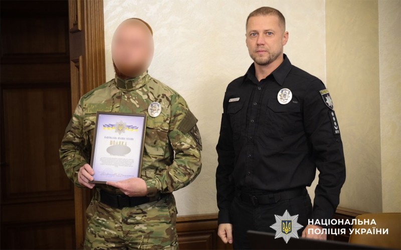 Сергій Рекун та поліцейський у камуфляжі