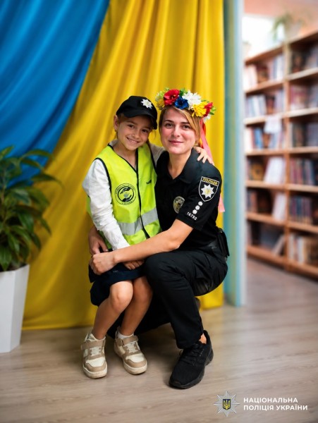 Поліцейська і дитина