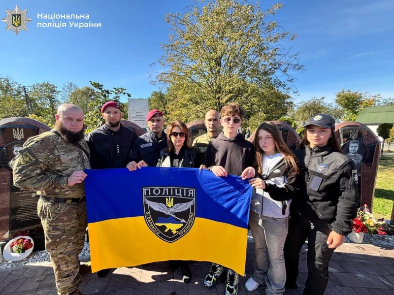 Його пам’ятають не лише як поліцейського і спецпризначенця, а передусім як сина, чоловіка, побратима та людину, яка завжди була поруч із тими, хто потребував підтримки.
