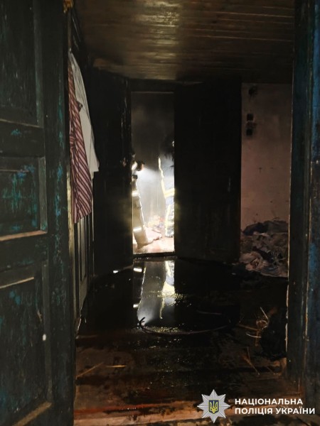 На фото пошкоджений внаслідок пожежі будинок.