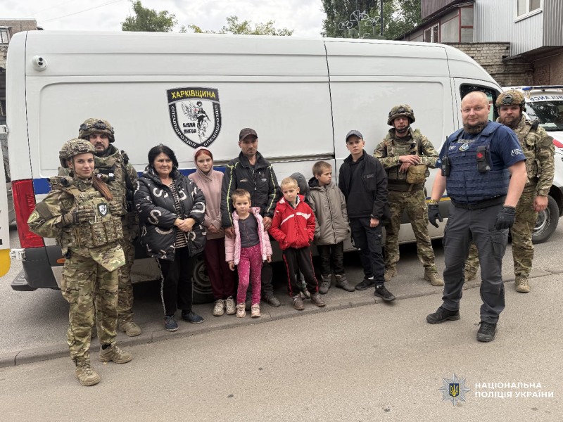«Білі янголи» евакуювали з прифронтового села багатодітну родину
