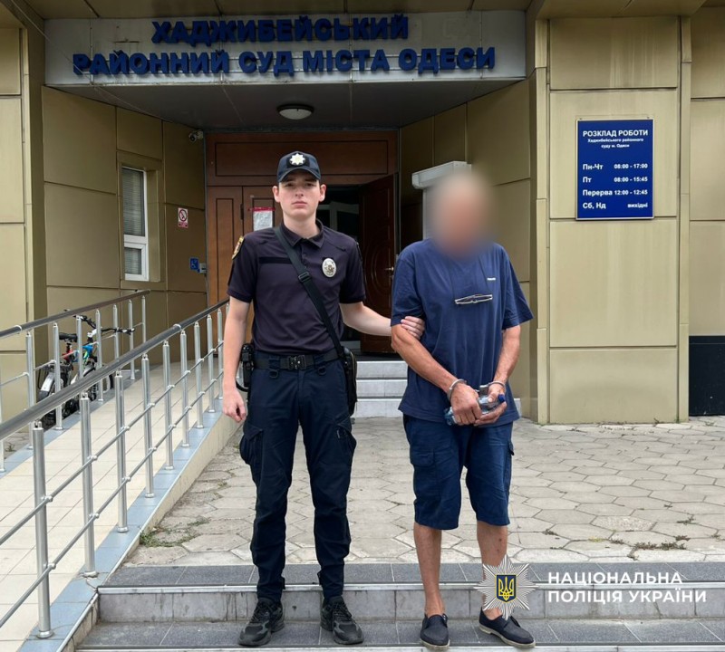 Поліцейський тримає зловмисника, який кілька разів вдарив шилом дружину.