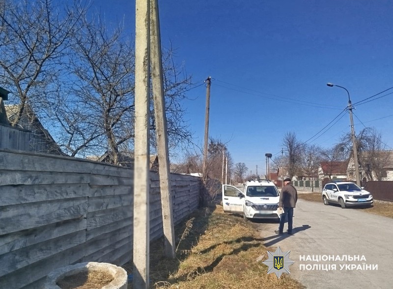 На фото зображено вулицю населеного пункту, бетонну опору, поліцейський автомобіль