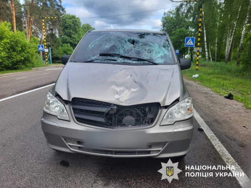 На фото автомобіль, про який йдеться у статті із пошкодженями після ДТП.