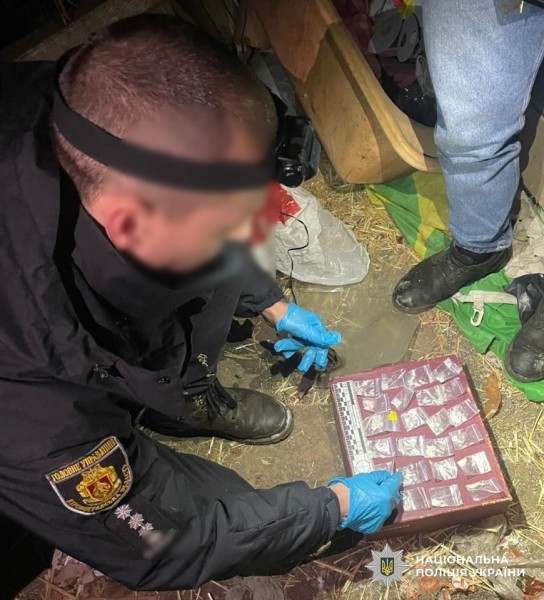 Поліцейський вилучає наркотичні речовини