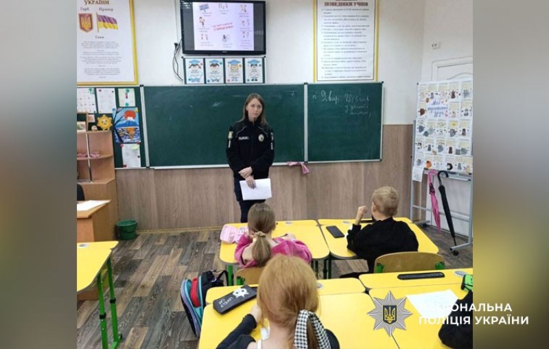 Офіцер безпеки проводить урок безпеки для дітей