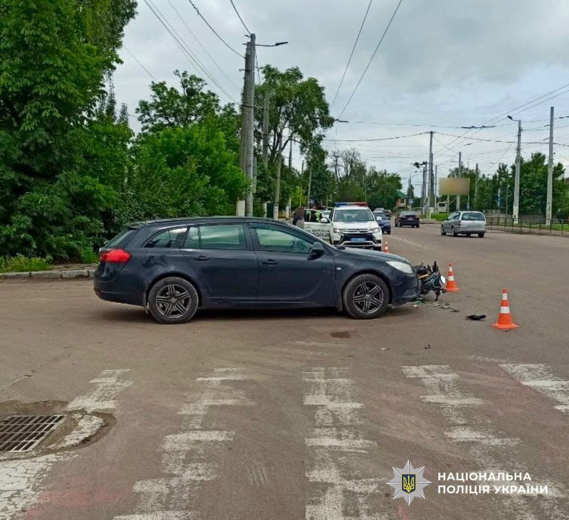 місце ДТП, пошкоджений автомобіль,  на задньому фоні поліцейське службове авто
