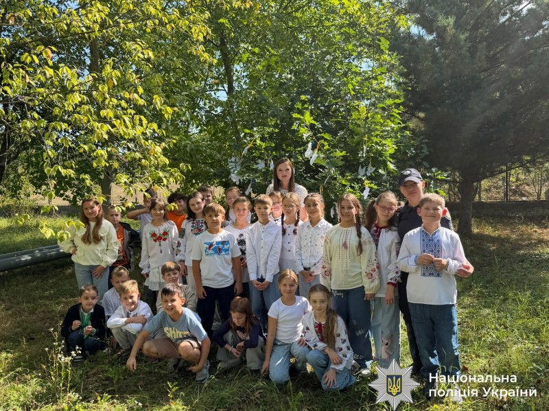 Напередодні Міжнародного дня миру інспекторка служби освітньої безпеки Єлизавета Конькова провела незвичне заняття для четвертокласників Богородчанського ліцею №2. Цього разу говорили про те, що діти вкладають у слово «мир» і чому відчуття безпеки починається з простих речей — поваги, підтримки та доброго ставлення одне до одного.