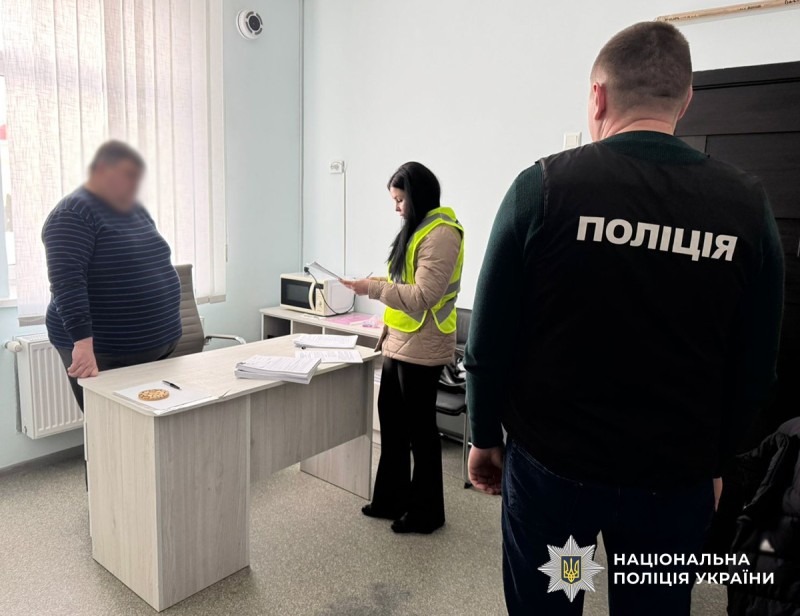 поліція у кабінеті директора навчального закладу