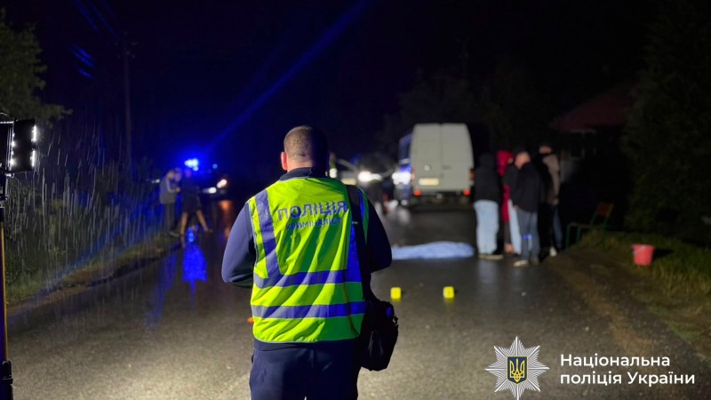 Упродовж 26 серпня на дорогах Івано-Франківщини сталися дві дорожньо-транспортні пригоди зі смертельними наслідками. На Верховинщині внаслідок зіткнення легковика з вантажівкою загинув 49-річний водій, а на Косівщині під час аварії за участю мотоцикла смертельні травми отримав 15-річний пасажир. За обома фактами поліцейські розпочали кримінальні провадження.