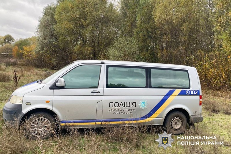 Автомобіль "Криміналістичної лабораторії", що працював на місці виявлення викраденого позашляховика
