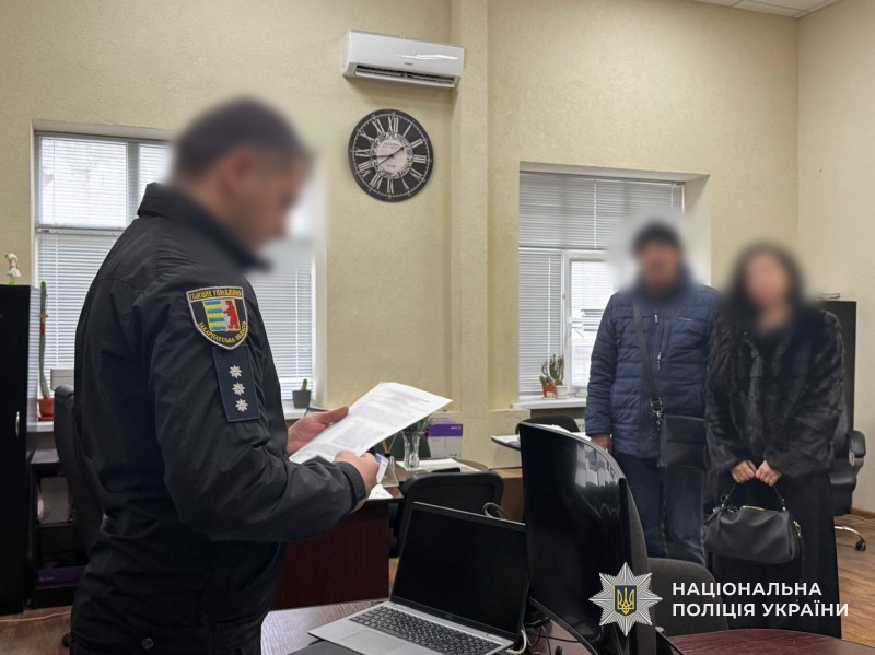 Слідчий поліції в Закарпатській області оголошує підозру фігурантам у службовому кабінеті