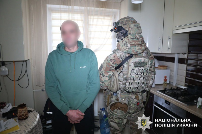 На фото зображено працівника поліції та зловмисника