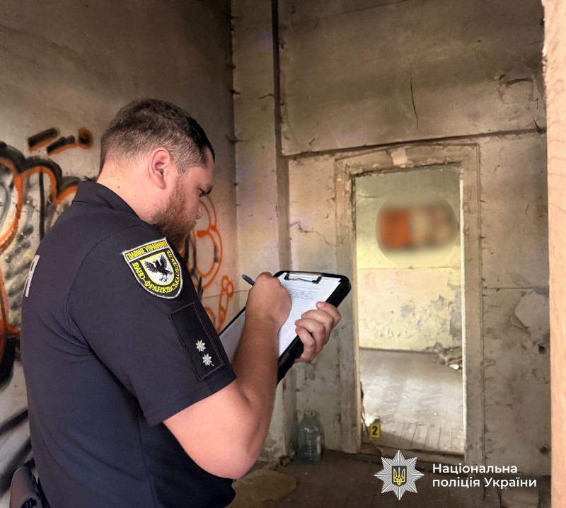 Поліцейські розкрили вбивство чоловіка, тіло якого з ножовим пораненням виявили у закинутій будівлі на вулиці Вовчинецькій.