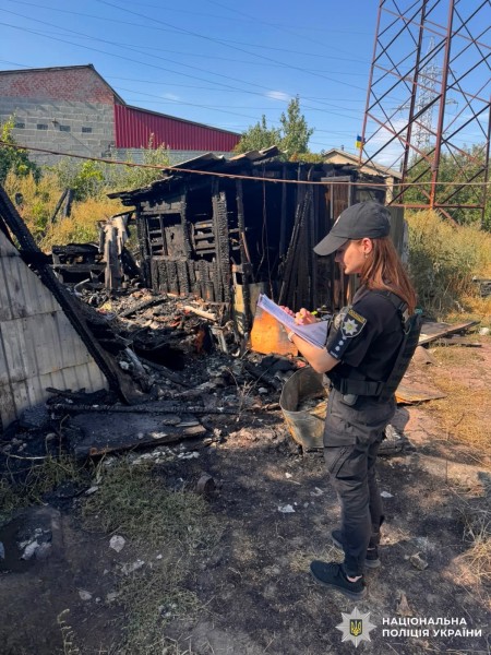 На фото зображене місце події та поліцейська, яка документує наслідки