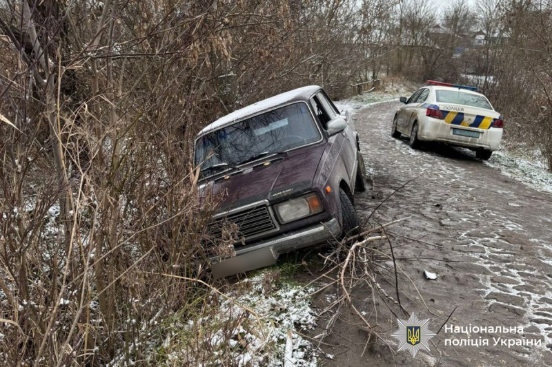 Поліція Вінниччини затримала чоловіка, який за одну ніч встиг викрасти дві автівки та потрапити на них в ДТП