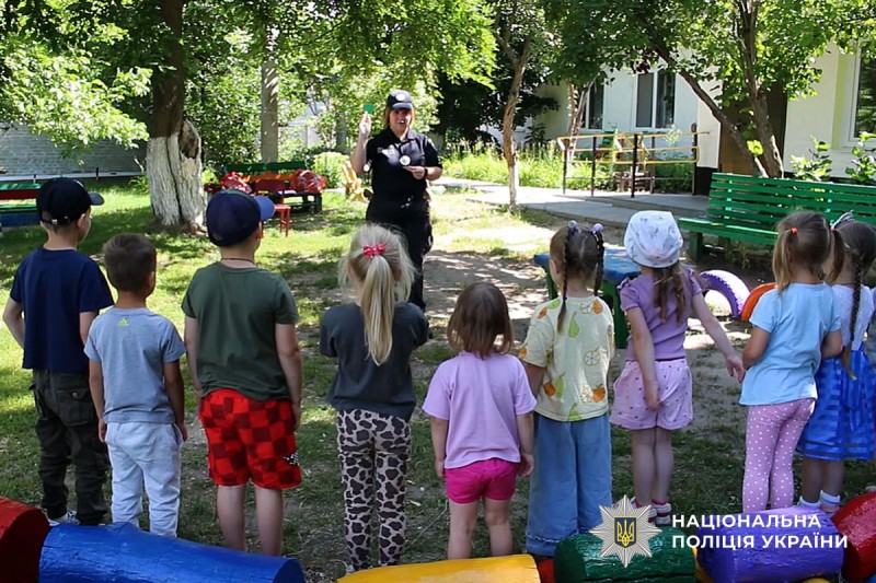 У Миргороді поліцейські навчають дошкільнят безпечній поведінці на дорозі