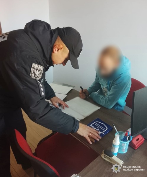 Поліцейські з’ясували обставини події та зібрали матеріали щодо дій 24-річного чоловіка. У межах перевірки відпрацювали свідчення очевидців, а стан тварини перевірили за участю ветеринарного лікаря.