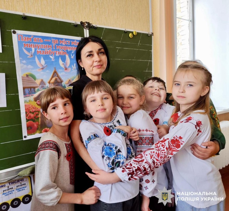 На фото зображені поліцейська та діти