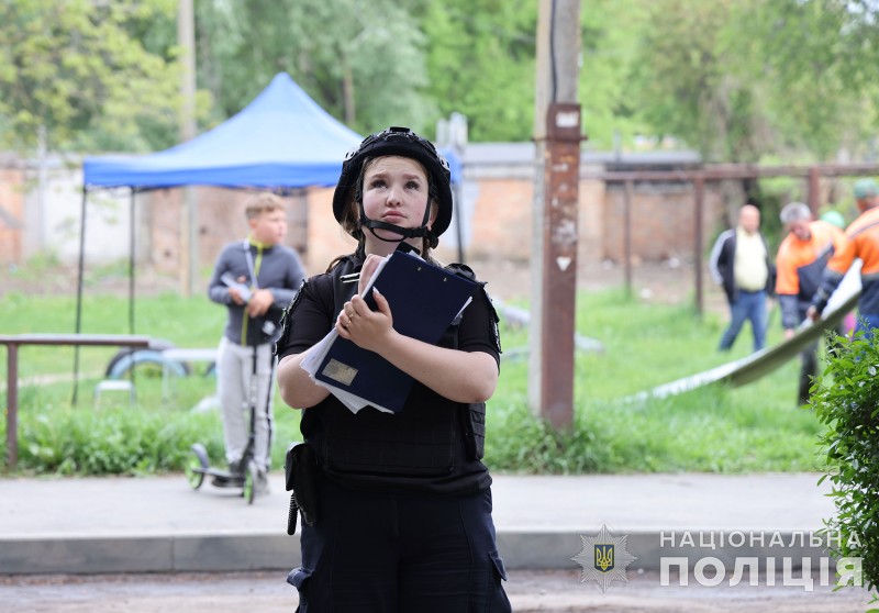 Поліцейська працює на місці події
