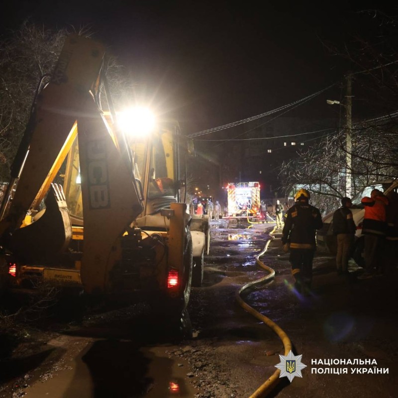 Екскаватор, пожежні машини, прокладені рукави, калюжі та багно. На місці працюють рятувальники та поліцейські.