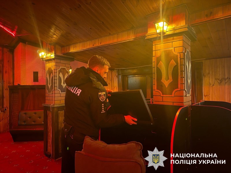 На фото приміщення залу ігрового закладу, де правоохоронець проводить слідчі дії.