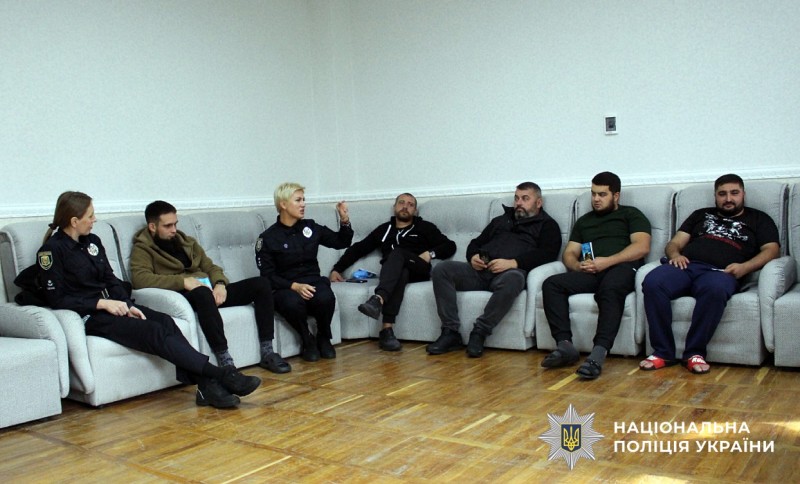 З бійцями, які перебувають на реабілітації, спілкується психологиня ГУНП Полтавщини Олена Демяник