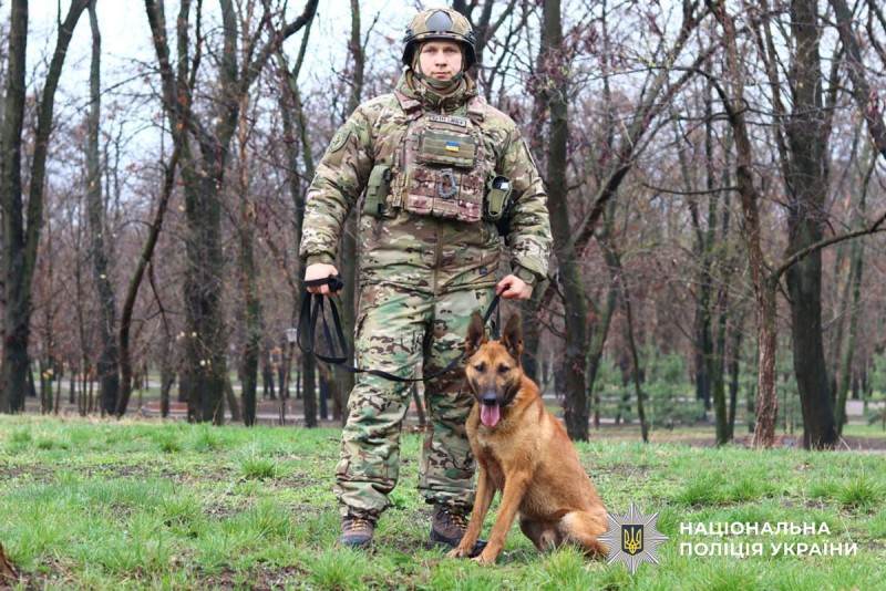 кінолог з собакою