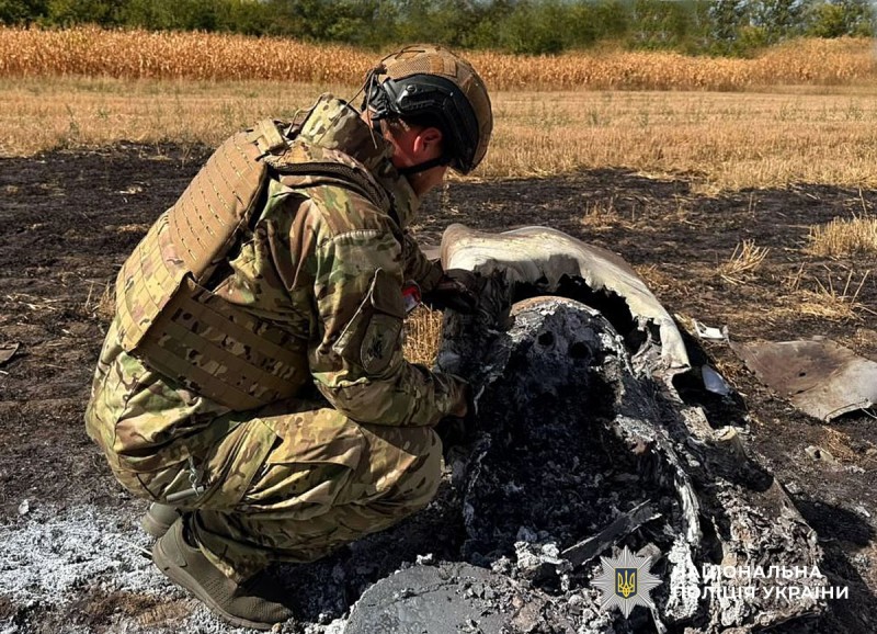 поліцейські вибухотехніки працюють на місці події