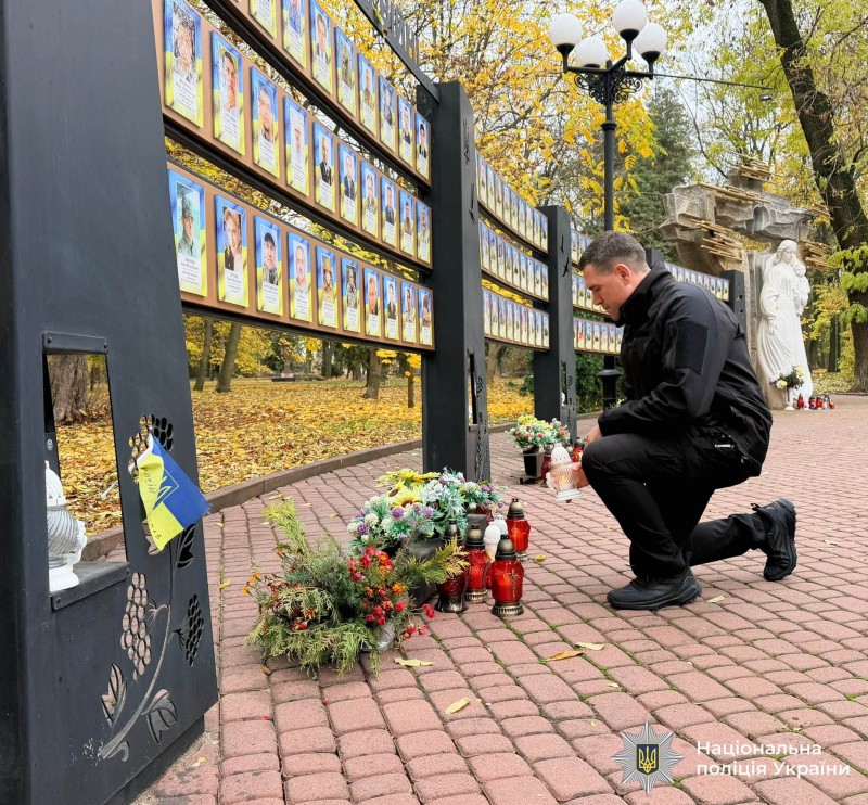 У Меморіальному сквері Івано-Франківська відбулася щомісячна акція «Дзвін пам’яті», присвячена вшануванню українських воїнів, які віддали життя за свободу та незалежність України.