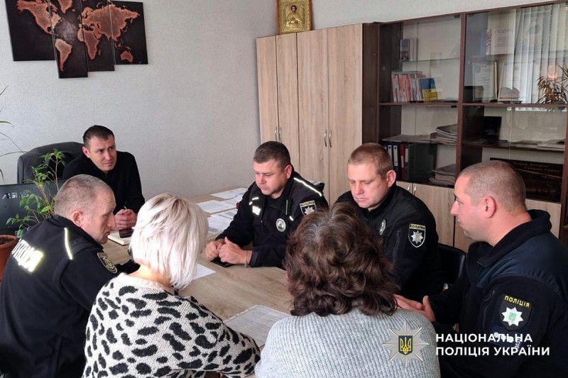 Представники місцевого самоврядування та поліцейські обговорюють план дій у разі надзвичайних ситуацій