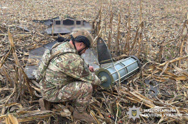 Поліцейський-вибухотехнік знешкоджує бойову частину ворожого БПЛА