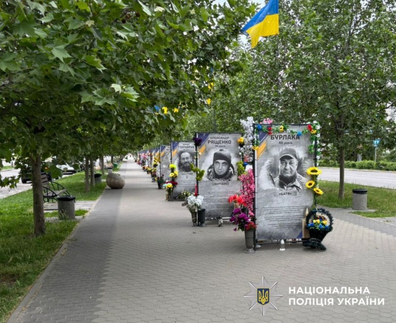 На фото частина Алеї Слави у місті Обухові Київської області.