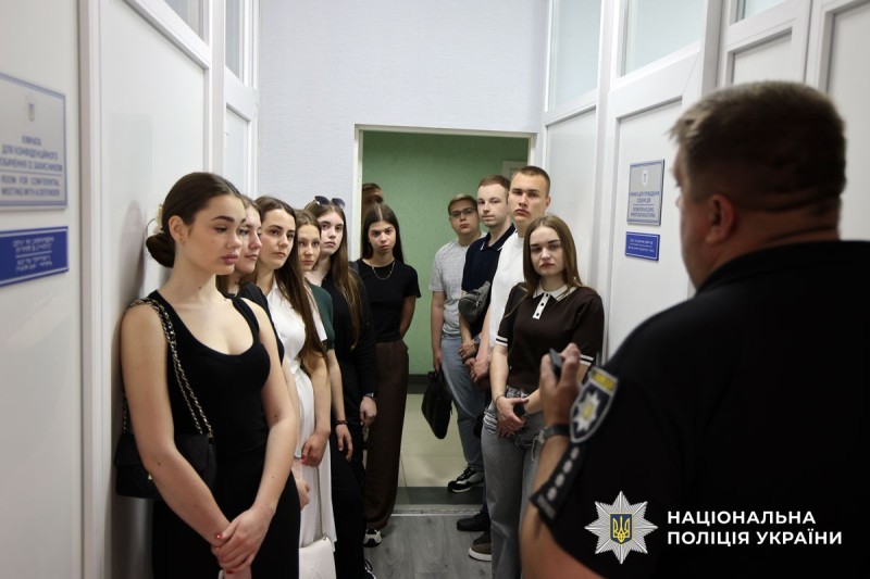 Інспектор поліції спілкується із студентами