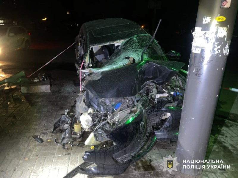 Пошкоджений автомобіль на місці ДТП