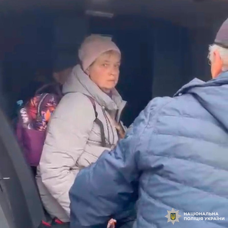 Евакуація шістьох людей і їхнього собаку до умовно безпечного місця.