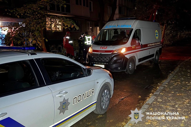 Авто поліції та швидкої біля під'їзду постраждалого